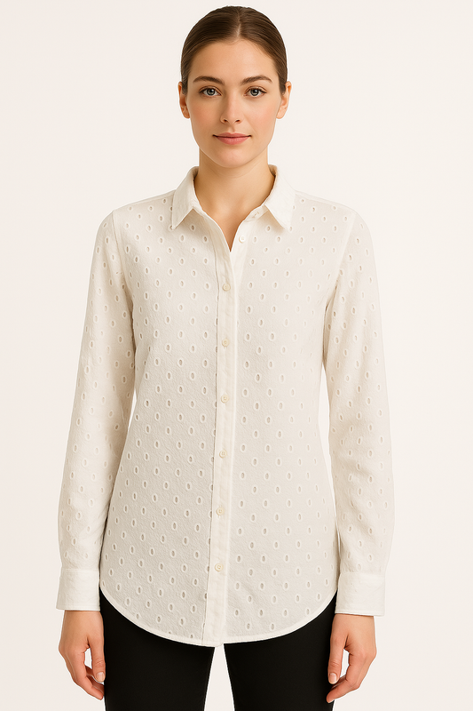 Vegas Blouse – Witte Damesblouse met Elegant Geborduurd Oogjespatroon, Comfortabele Stretch - In 5 maten - Mapsy B.V