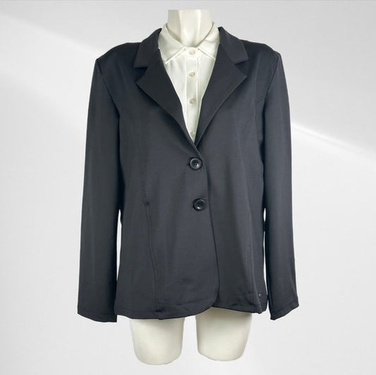 Angele Milan Plus Size Reisestoff-Blazer – Schwarz – Stilvoll und bequem – Fließender Reisestoff – Bügelfrei und maschinenwaschbar – In 4 großen Größen!