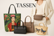 Diverse tassen uit de collectie waaronder een Frida Jungle Shopper, taupe leren heuptas, luxe handtas met voorvak en rieten tas met vlinderborduursel in een stijlvolle compositie met bold "TASSEN" tekst