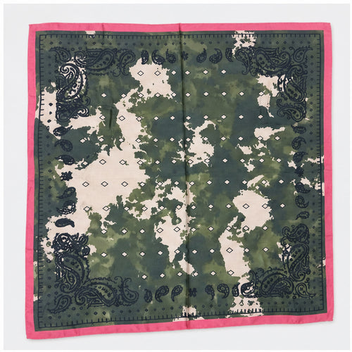 HS Zijde Look Sjaal 70x70 - Donkergroen Paisley Fuchsia Rand - vooraanzicht