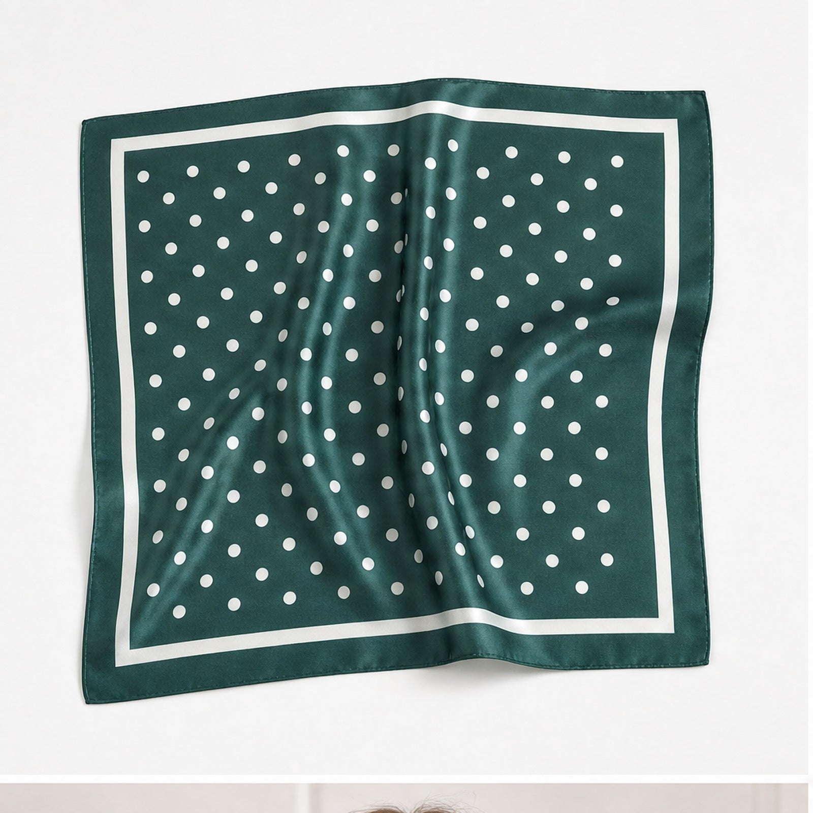 HS 70x70 Satijnen Look Sjaal Stippenprint - Meerdere Kleuren - Groen Witte Stippen - vooraanzicht