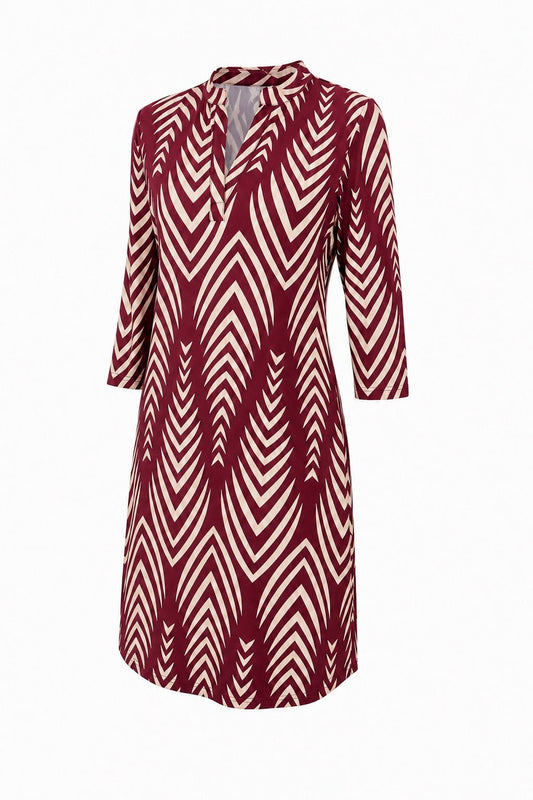 Angelle Milan Travelstof Jurk - Bordeaux Creme Chevronprint - Driekwart Mouw