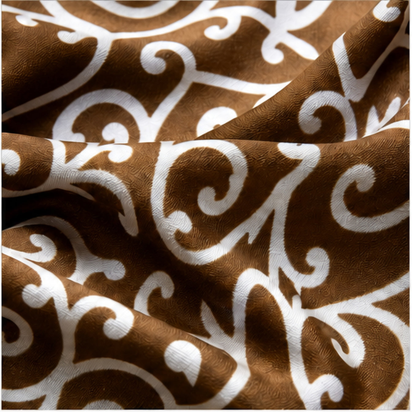 HS Parelsjaal - Bruin Wit Ornamentprint - Magnetische Parelsluiting - detail van satijnlook stof en print