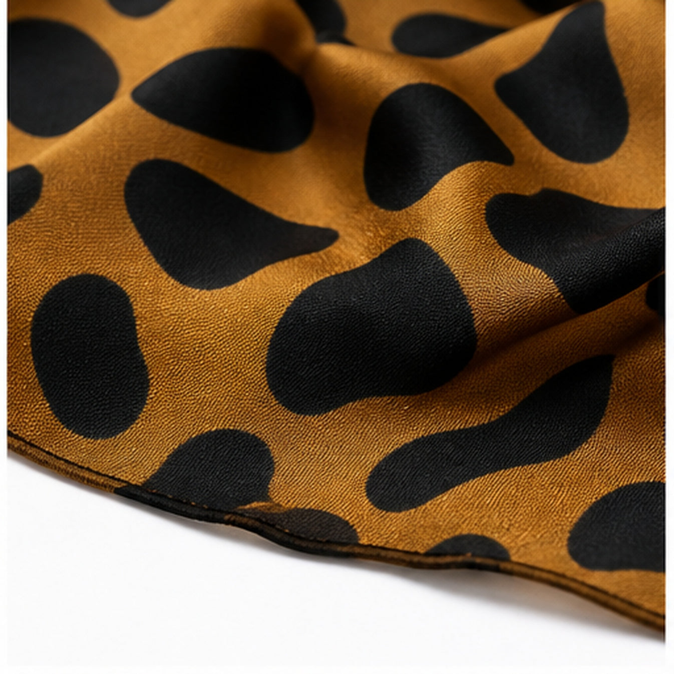 HS Parelsjaal - Cognac Zwart Animalprint - Magnetische Parelsluiting - detail van satijnlook stof en print