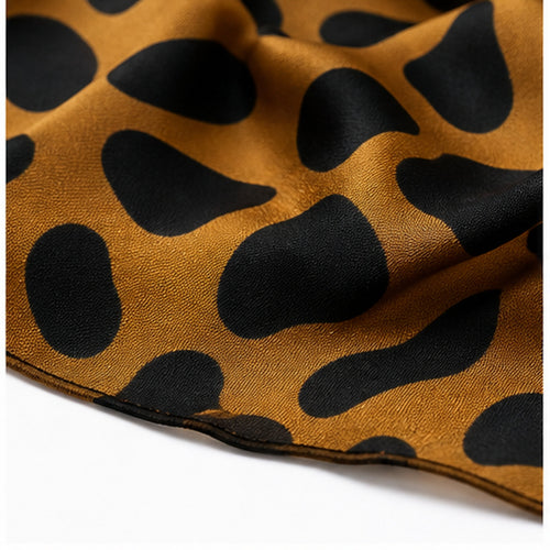 HS Parelsjaal - Cognac Zwart Animalprint - Magnetische Parelsluiting - detail van satijnlook stof en print