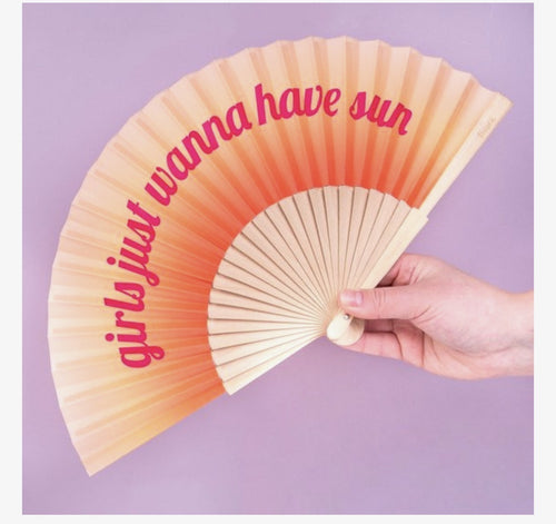 HS Handwaaier met Koord - Meerdere Teksten - Girl Just Wanna Have Sun - lifestyle-1 - sfeerbeeld