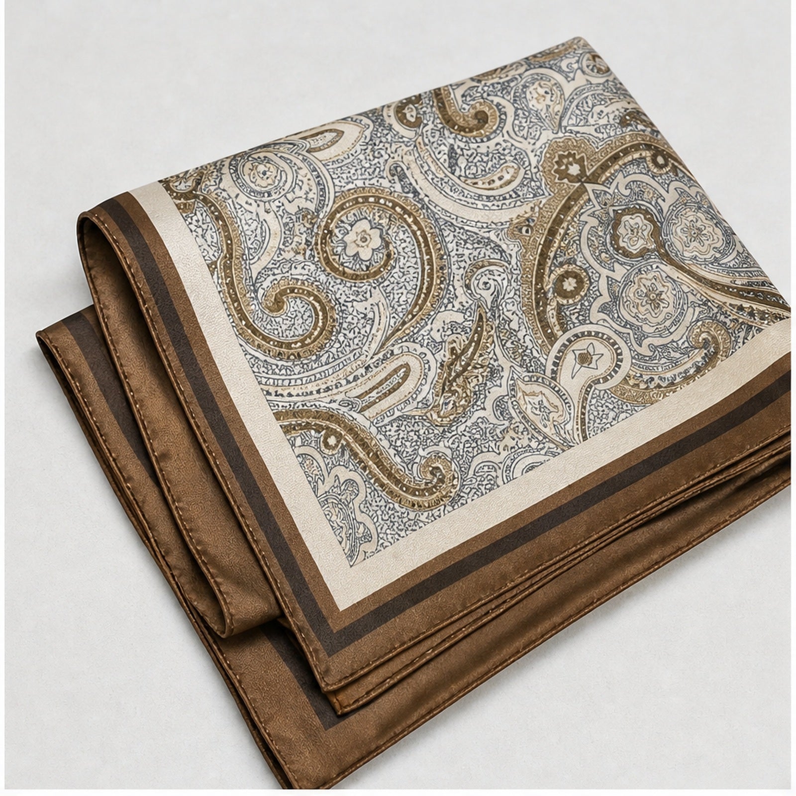 HS Zijde Look Sjaal 70x70 - Taupe Paisley Bruine Rand - zijaanzicht