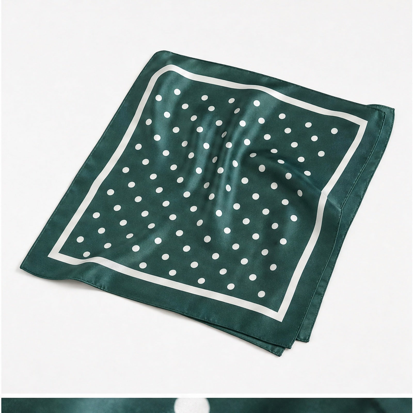 HS 70x70 Satijnen Look Sjaal Stippenprint - Meerdere Kleuren - Groen Witte Stippen - zijaanzicht