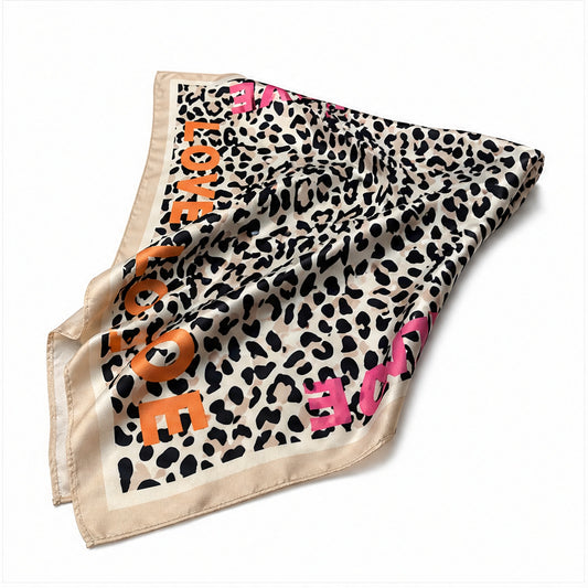 HS 70x70 Satijnen Look Sjaal Animalprint - Meerdere Prints - Leopard Love Print - zijaanzicht