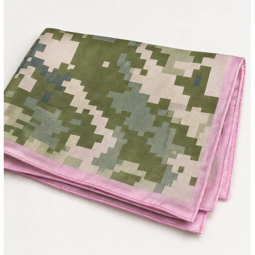 HS Zijde Look Sjaal 70x70 - Legergroen Pixel Roze Rand - zijaanzicht
