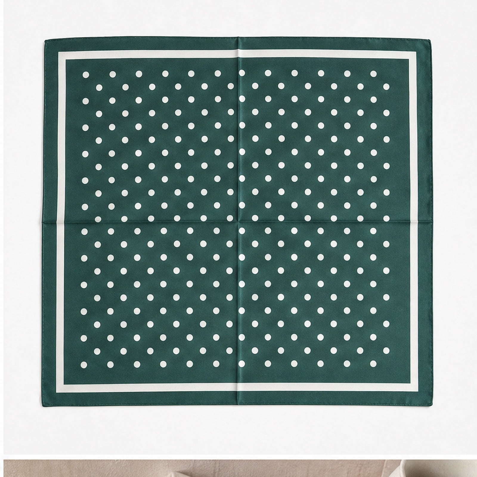 HS 70x70 Satijnen Look Sjaal Stippenprint - Meerdere Kleuren - Groen Witte Stippen - achteraanzicht