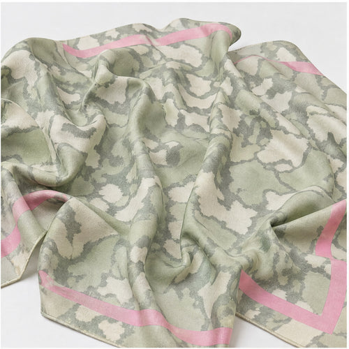HS Zijde Look Sjaal 70x70 - Olijfgroen Marmer Fuchsia Rand - achteraanzicht