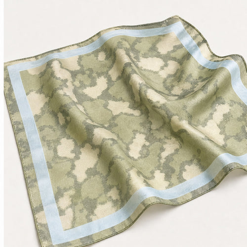 HS Zijde Look Sjaal 70x70 - Olijfgroen Marmer Lichtblauwe Rand - achteraanzicht