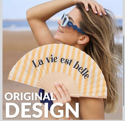 HS Handwaaier met Koord - Meerdere Teksten - La Vie Est Belle - lifestyle-1 - sfeerbeeld 1