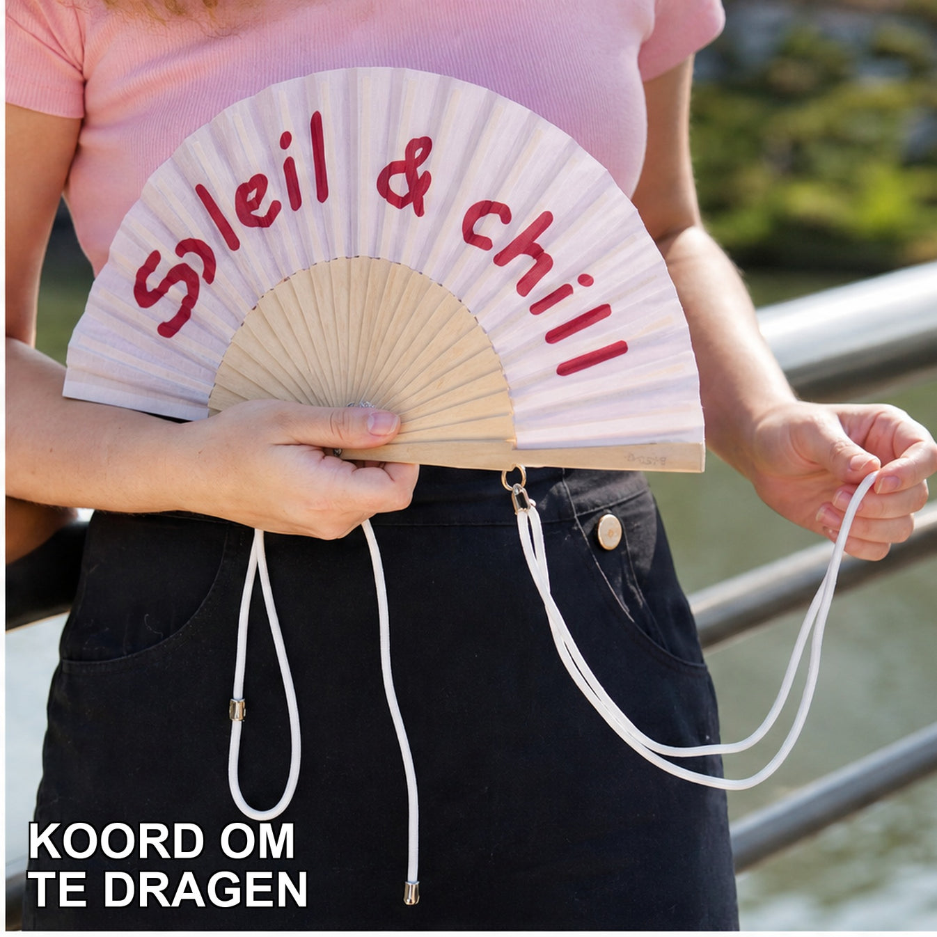 HS Handwaaier met Koord - Meerdere Teksten - La Vie Est Soleil - 20260625 - koord om te dragen
