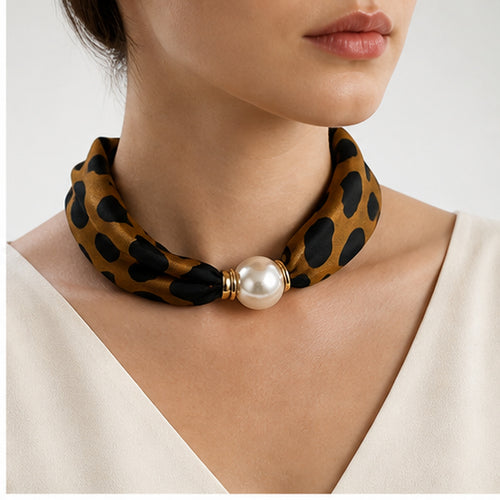 HS Parelsjaal - Cognac Zwart Animalprint - Magnetische Parelsluiting - gedragen op model