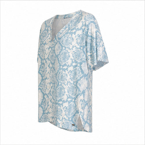Angelle Milan Shirt - Lichtblauw Slangenprint - zijaanzicht