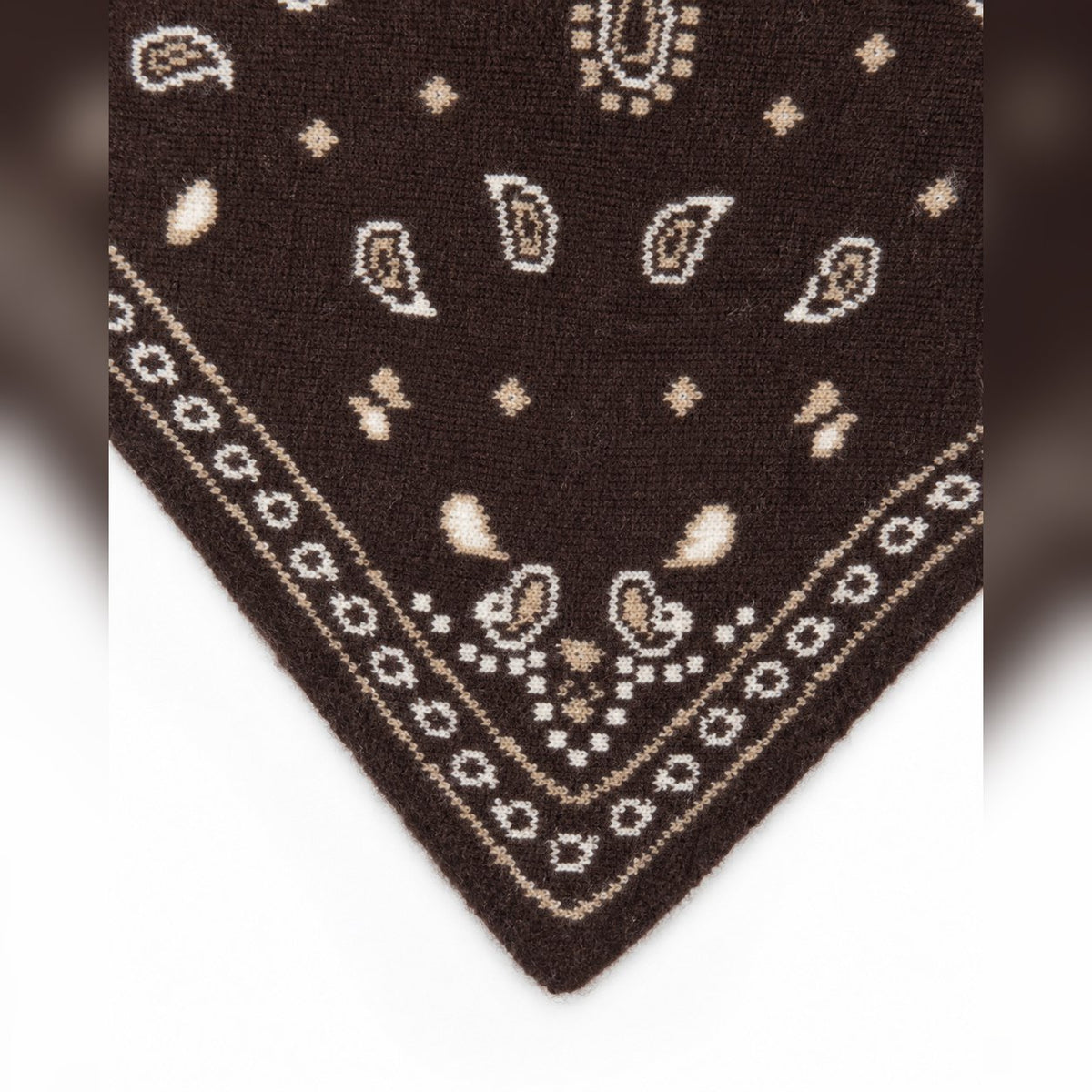 Gebreide Bandanasjaal met Paisleyprint