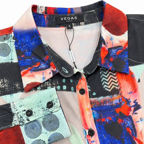 Vegas blouse abstracte print - Detail halslijn en label