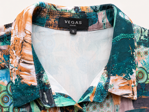 Vegas blouse abstracte print - Detail kraag en Vegas label