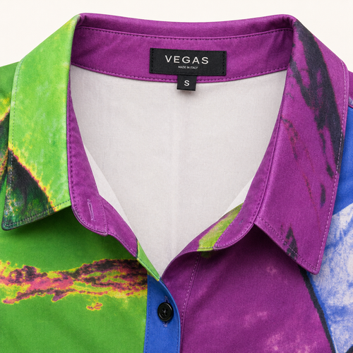 Vegas blouse abstracte print - Detail kraag en Vegas label