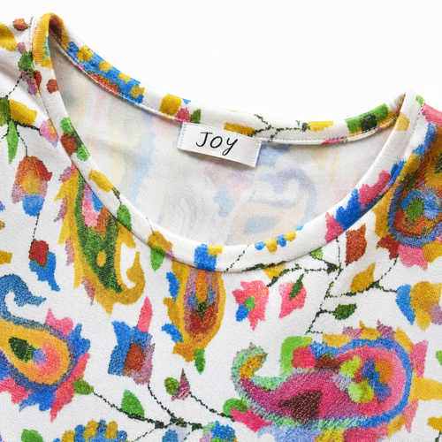 Joy blouse abstracte print - Detail halslijn en label