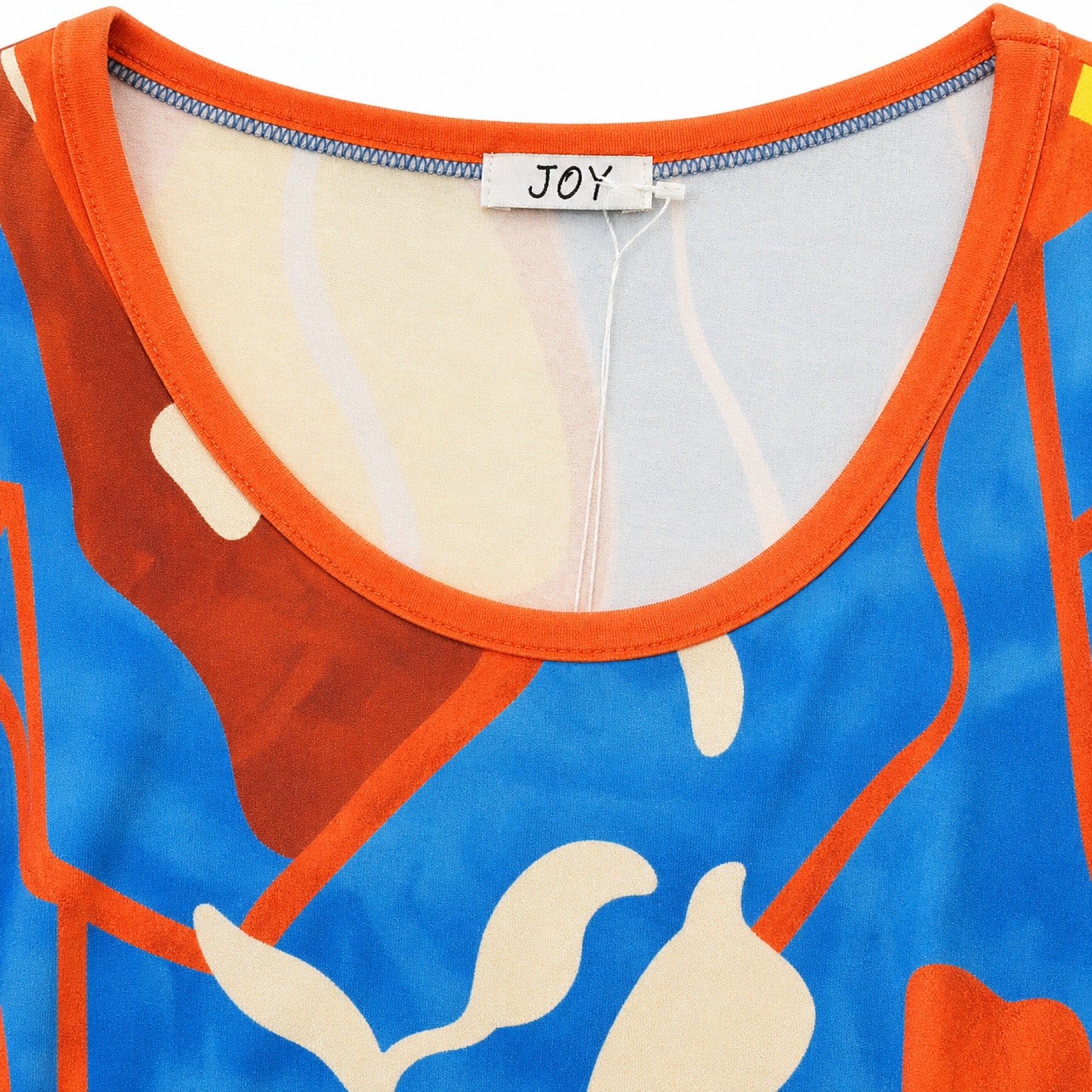 Joy blouse abstracte print - Detail halslijn en label