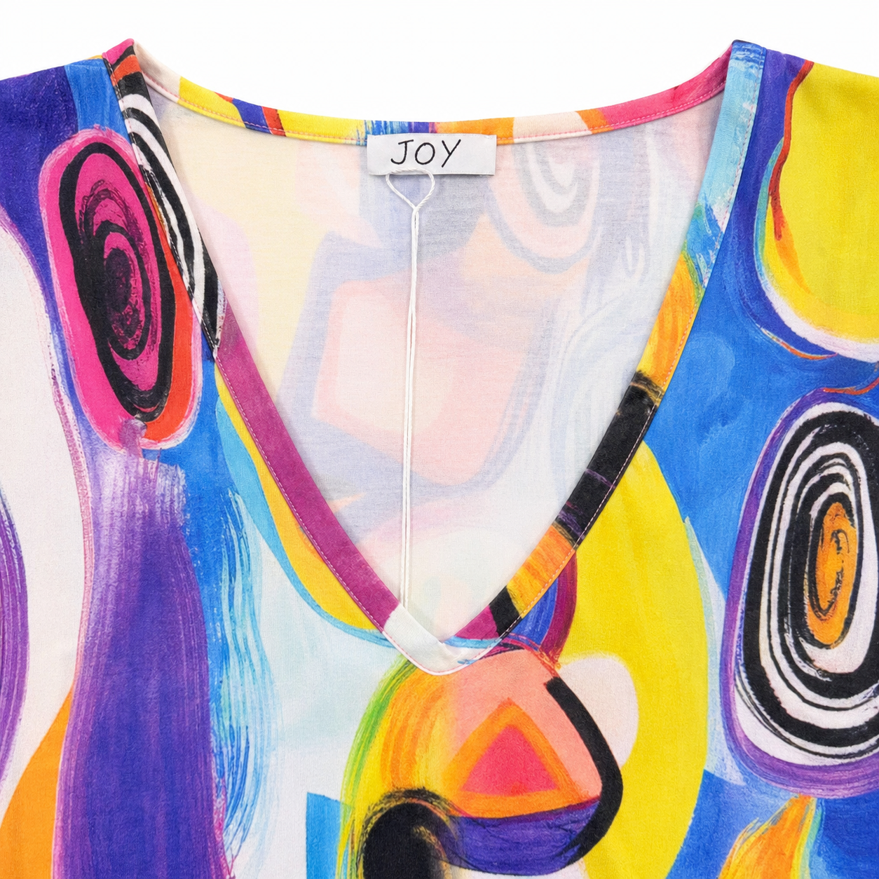 Joy blouse abstracte print - Detail halslijn en label