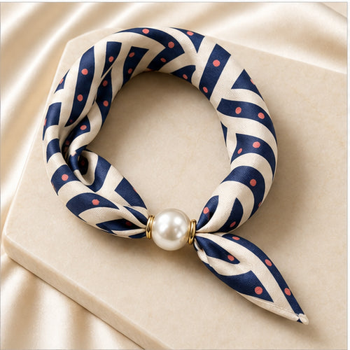 HS Parelsjaal - Navy Creme Grafische Print - Magnetische Parelsluiting - luxe producthoek op ondergrond