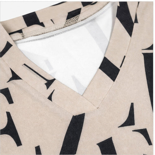 Angelle Milan Shirt - Beige Zwart Letterprint - detail van stof en halslijn