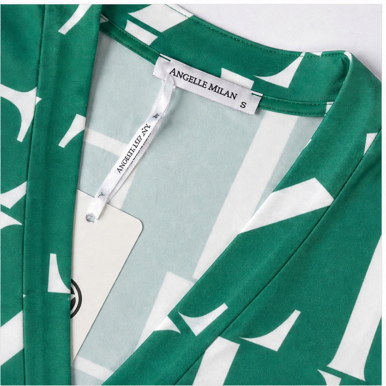Angelle Milan Shirt - Groen Wit Letterprint - detail van stof en halslijn