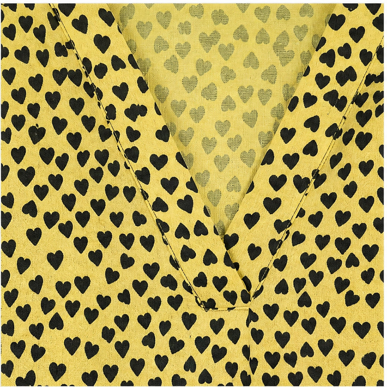 Angelle Milan Shirt - Okergeel Zwarte Hartjesprint - detail van stof en halslijn