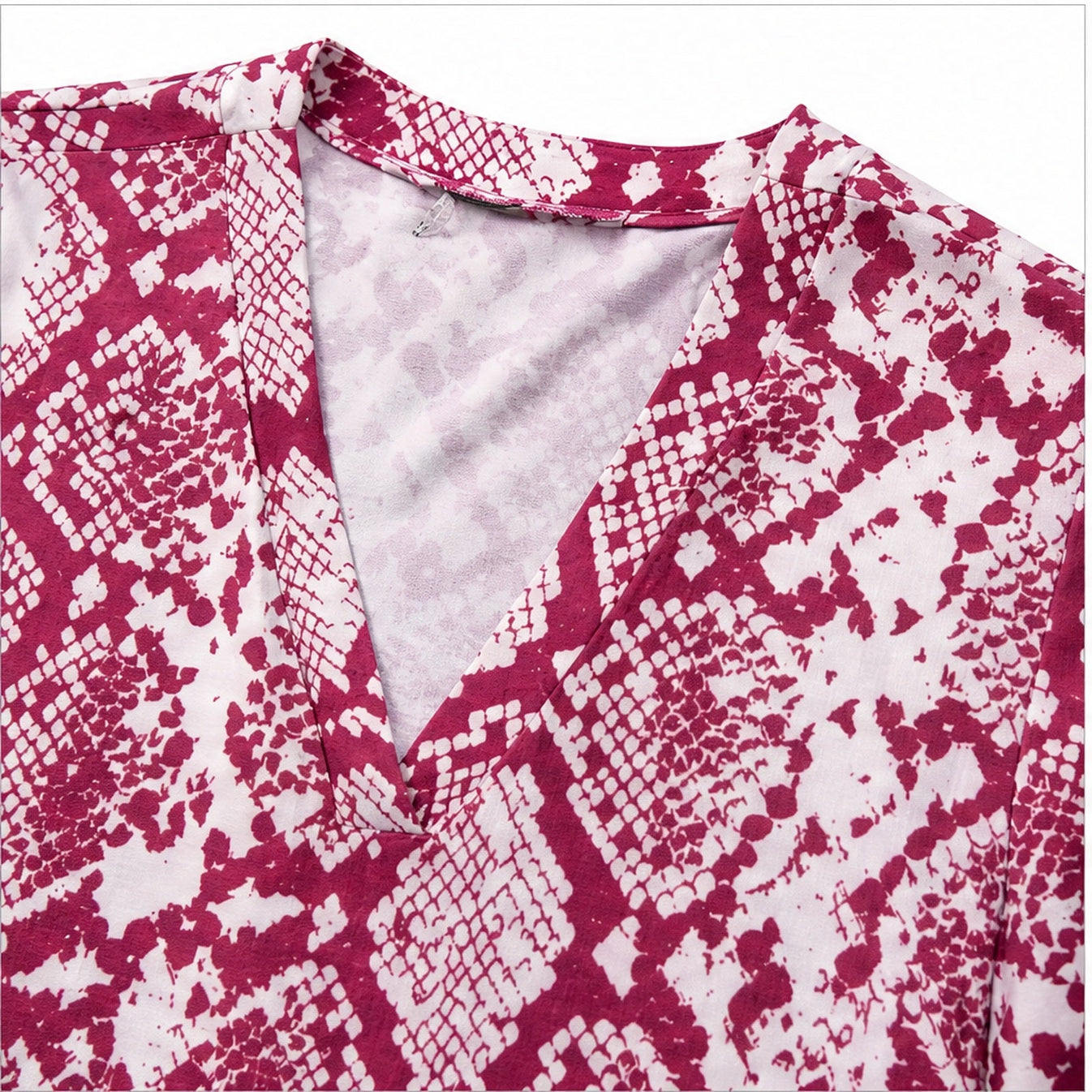 Angelle Milan Shirt - Roze Slangenprint - detail van stof en halslijn