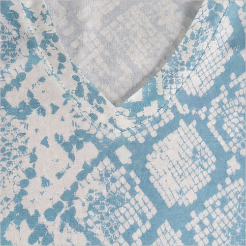 Angelle Milan Shirt - Lichtblauw Slangenprint - detail van stof en halslijn