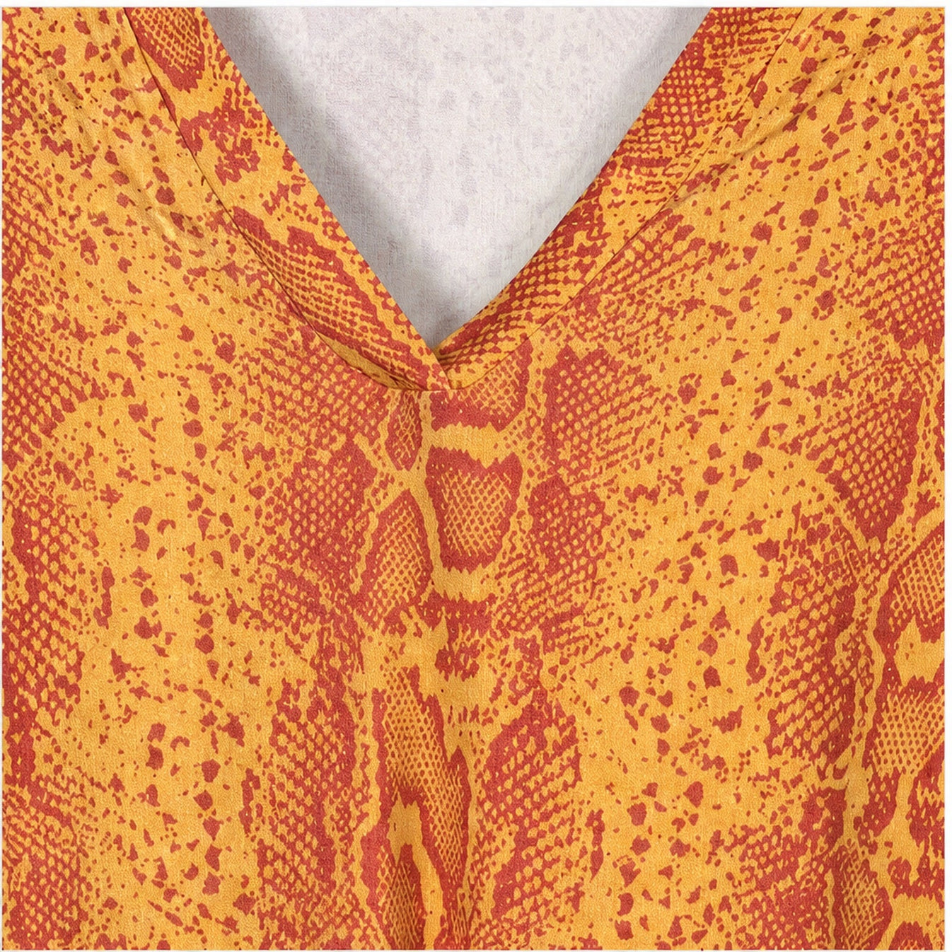 Angelle Milan Shirt - Oranje Slangenprint - detail van stof en halslijn