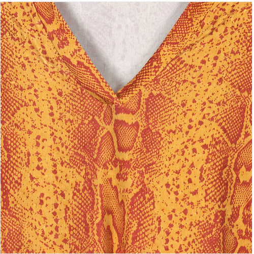 Angelle Milan Shirt - Oranje Slangenprint - detail van stof en halslijn