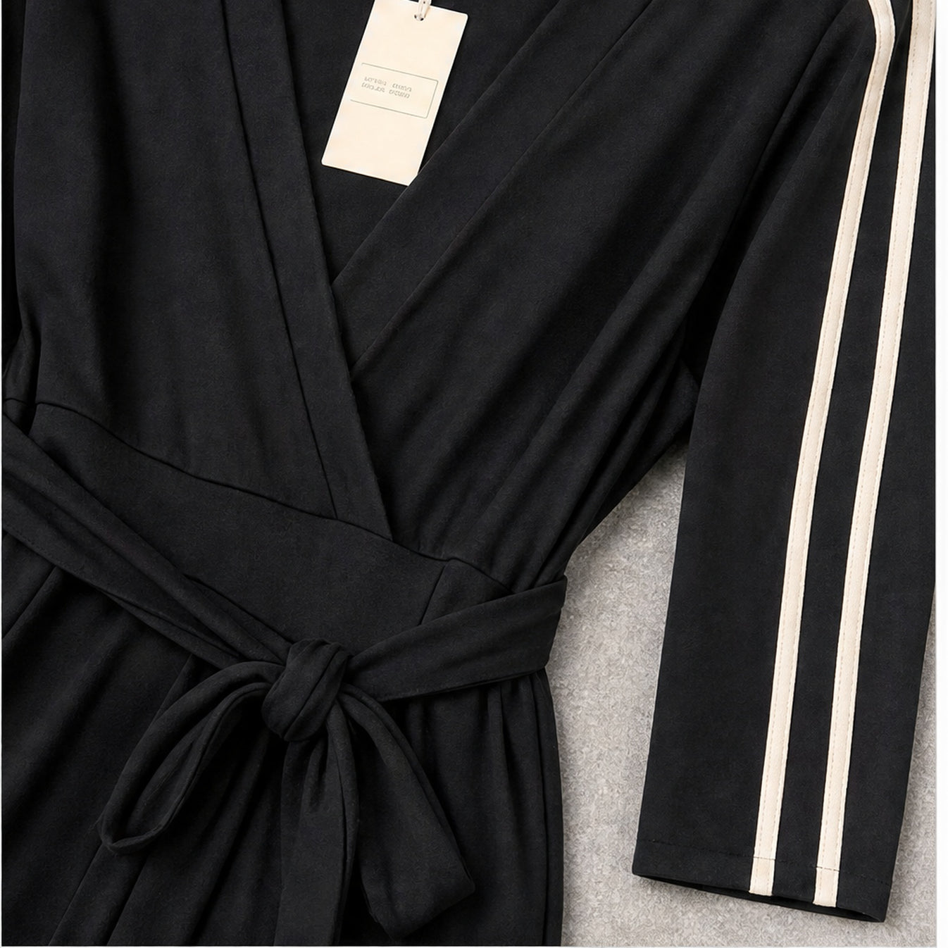 Angelle Milan Jumpsuit - Zwart - detail van stof en halslijn
