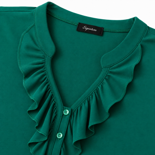 Signature top green ruffle - Detail halslijn en label
