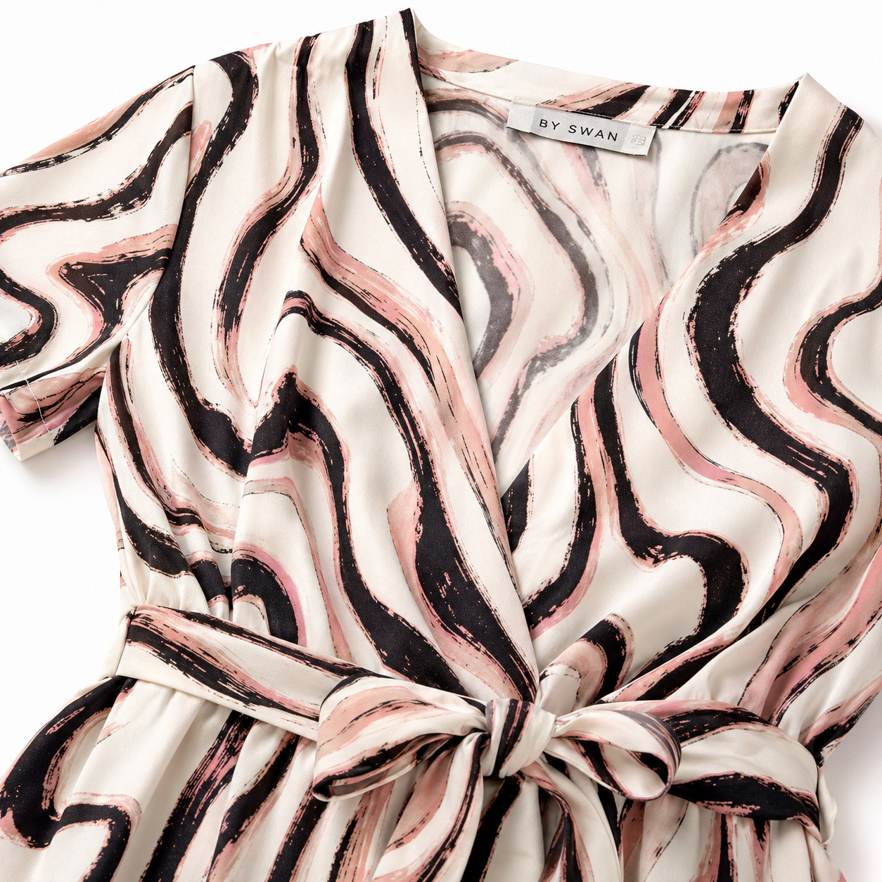 By Swan jumpsuit blush abstract wrap - Detail halslijn, label en print