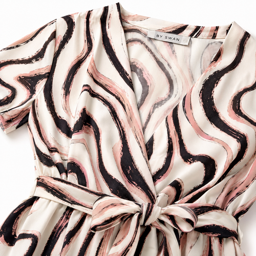 By Swan jumpsuit blush abstract wrap - Detail halslijn, label en print