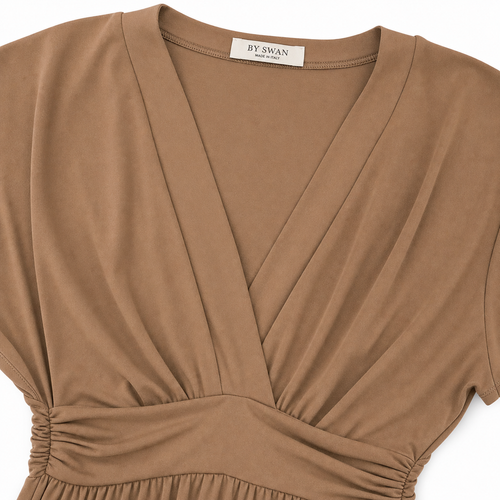 By Swan Jumpsuit - Camel V-Neck - Detail halslijn en label