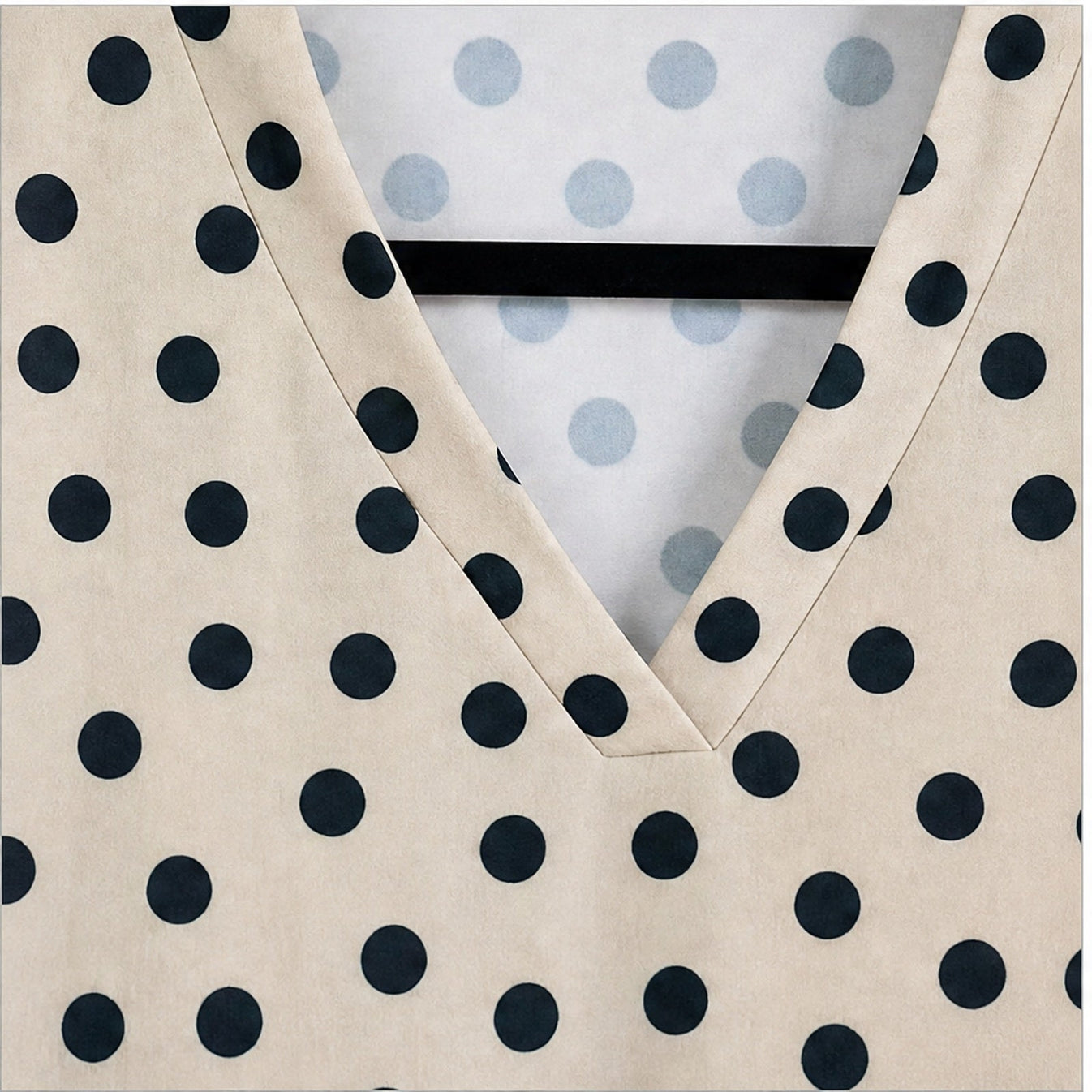 Angelle Milan Shirt - Beige Zwarte Stippenprint - detail van stof en halslijn