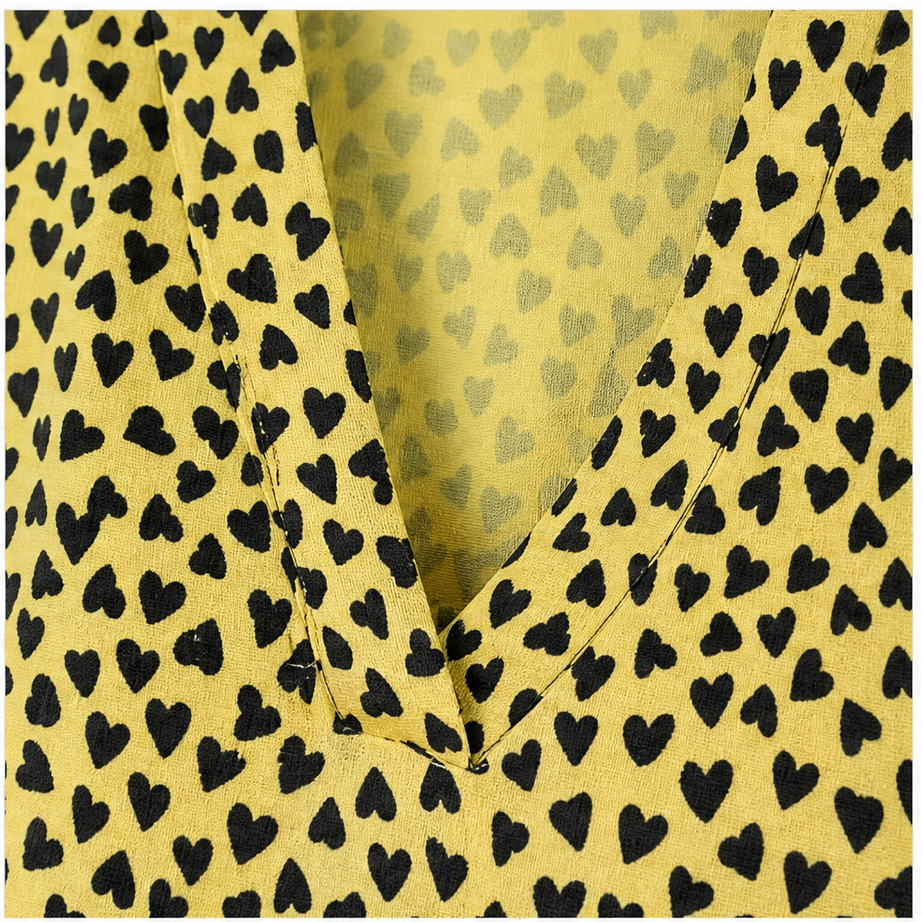 Angelle Milan Shirt - Geel Zwarte Hartjesprint - detail van stof en halslijn