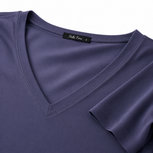 Stella Fiora top blauwgrijs - Detail halslijn en label