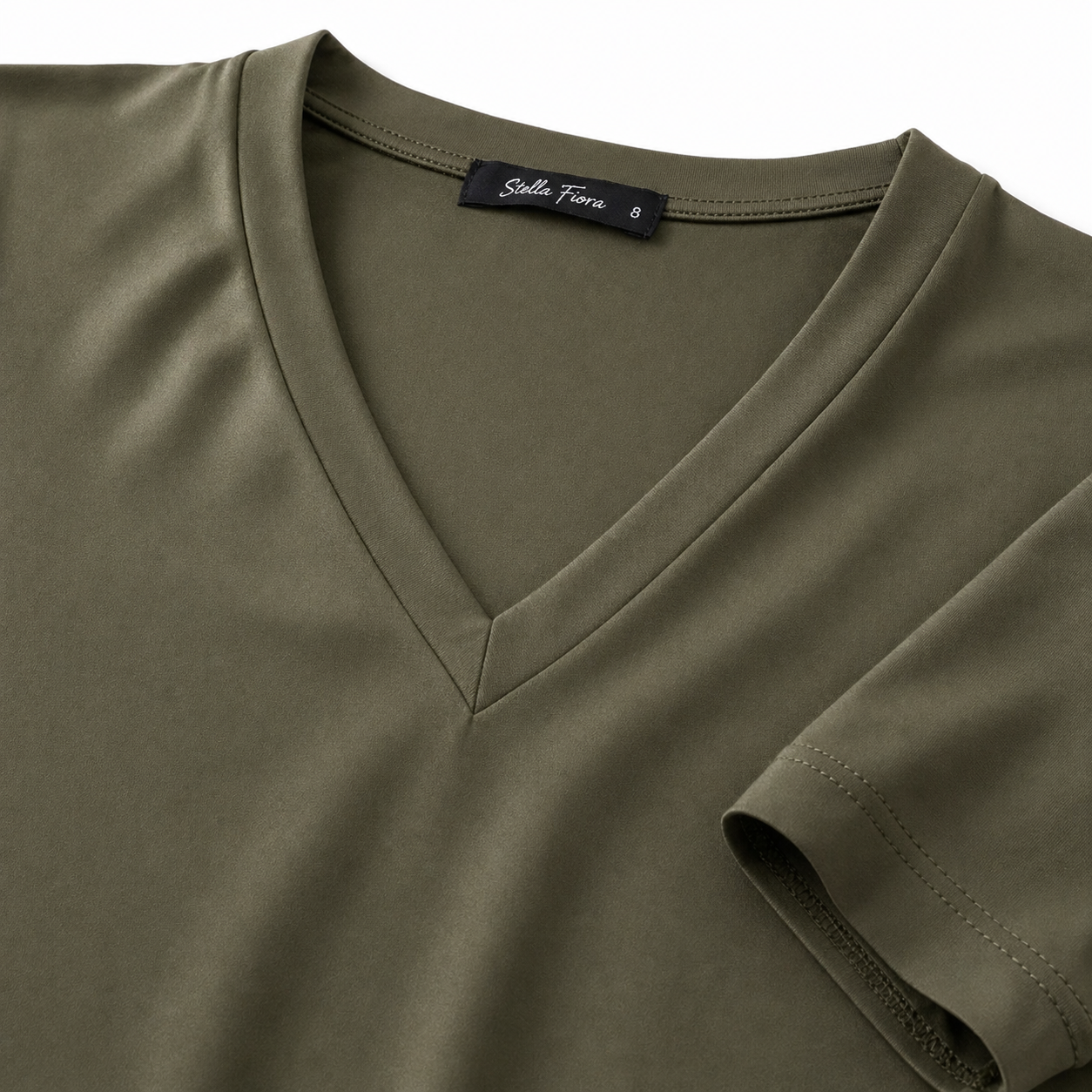 Stella Fiora top olijfgroen - Detail halslijn en label