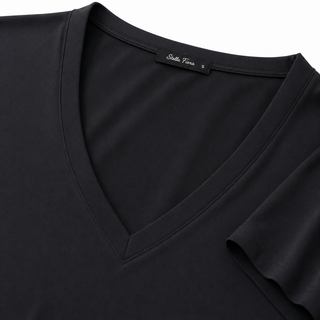 Stella Fiora top zwart - Detail halslijn en label