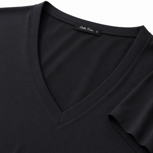 Stella Fiora top zwart - Detail halslijn en label