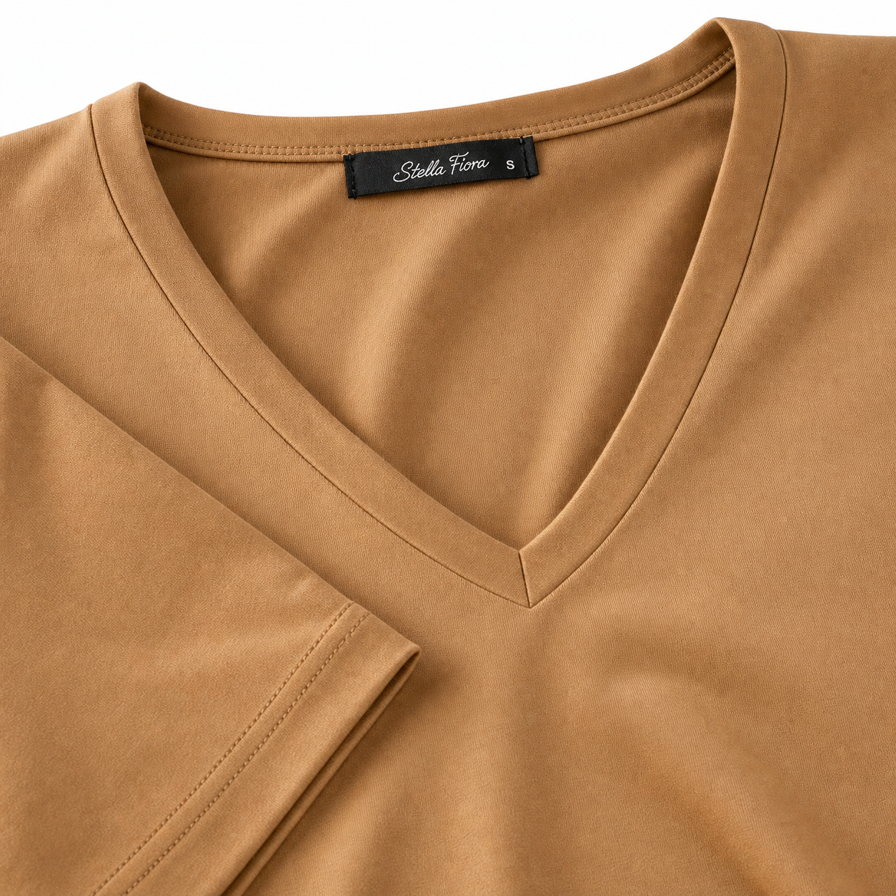 Stella Fiora Top - Camel V-Hals - Detail halslijn en label
