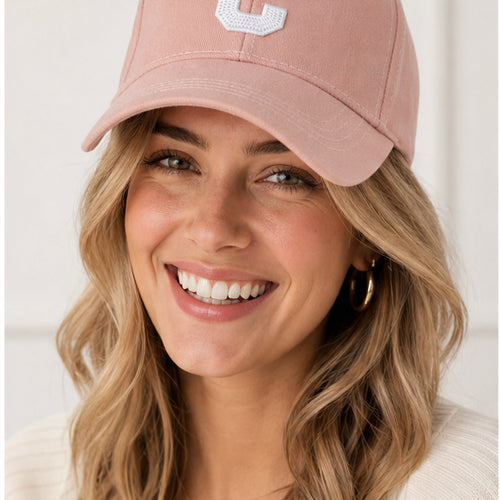 HS petje Roze Witte C Patch - gedragen op model