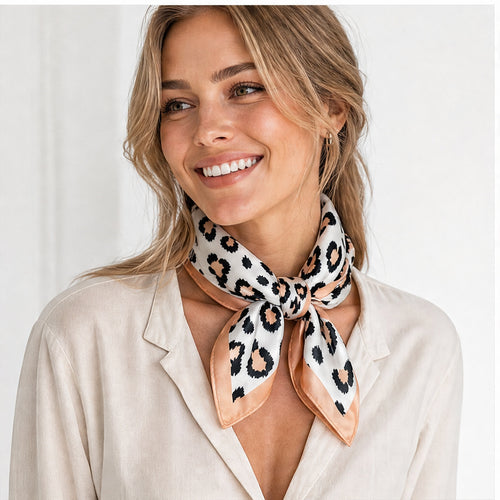 HS 70x70 Satijnen Look Sjaal Animalprint - Meerdere Prints - Perzik Leopardprint - gedragen op model